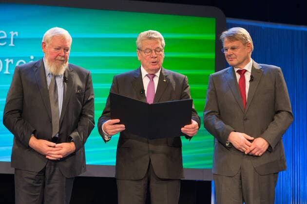 DEU, Deutschland, Nordrhein-Westfalen, Essen, 08.11.2015: Deutsche Bundesstiftung Umwelt Deutscher Umweltpreis Festakt Überreichung des Preises vlnr. Prof. em. Dr. Michael Succow; Joachim Gauck, Bundespräsident; Dr. Heinrich Bottermann, Generalsekretär DBU