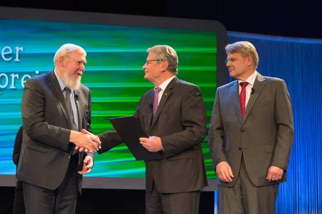 DEU, Deutschland, Nordrhein-Westfalen, Essen, 08.11.2015: Deutsche Bundesstiftung Umwelt Deutscher Umweltpreis Festakt Überreichung des Preises vlnr. Prof. em. Dr. Michael Succow; Joachim Gauck, Bundespräsident; Dr. Heinrich Bottermann, Generalsekretär DBU