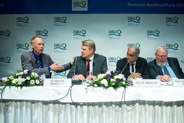 DEU, Deutschland, Nordrhein-Westfalen, Essen, 08.11.2015: Deutsche Bundesstiftung Umwelt (DBU) Deutscher Umweltpreis Pressekonferenz vlnr. Prof. Dr. Johan Rockström, Stockholm Resilience Centre an der Stockholmer Universität; Dr. Heinrich Bottermann, Generalsekretär der DBU; Prof. Dr. Mojib Latif, Geomar Helmholtz-Zentrum für Ozeanforschung Kiel; Prof. em. Dr. Michael Succow, Greifswald