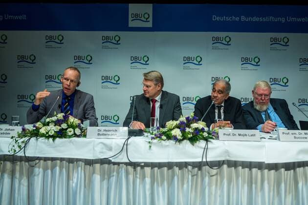DEU, Deutschland, Nordrhein-Westfalen, Essen, 08.11.2015: Deutsche Bundesstiftung Umwelt (DBU) Deutscher Umweltpreis Pressekonferenz vlnr. Prof. Dr. Johan Rockström, Stockholm Resilience Centre an der Stockholmer Universität; Dr. Heinrich Bottermann, Generalsekretär der DBU; Prof. Dr. Mojib Latif, Geomar Helmholtz-Zentrum für Ozeanforschung Kiel; Prof. em. Dr. Michael Succow, Greifswald