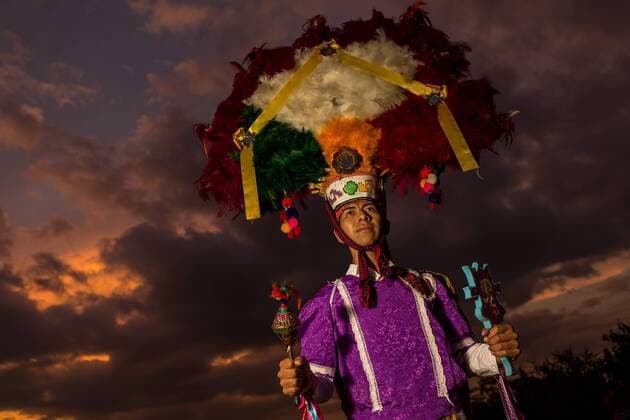 IMAGO Cultures of the world, Zapotec Kultur in Mexiko Oct. 29, 2014 - Oaxaca, Oaxaca, Mexico - A dancer costumed as a Zapotec warrior poses during sunset during the Day of the Dead Festival known in spanish as D™a de Muertos on October 29, 2014 in Oaxaca, Mexico. - ZUMAe02