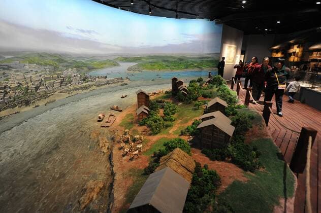 (151109) -- CHONGQING, Nov. 9, 2015 -- Visitors are seen in the new venue of Chongqing Museum of Natural History in southwest China s Chongqing Municipality, Nov. 9, 2015. With an investment of nearly 400 million yuan (around 63 million US dollars), the new venue of Chongqing Museum of Natural History opened to the public on Monday. The universal museum contains more than 110,000 exhibits, covering the fields of astronomy, geography and biology. ) (zhs) CHINA-CHONGQING-MUSEUM-NATURE (CN) TangxYi 