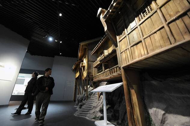 (151109) -- CHONGQING, Nov. 9, 2015 -- Visitors watch the model of a traditional local house in the new venue of Chongqing Museum of Natural History in southwest China s Chongqing Municipality, Nov. 9, 2015. With an investment of nearly 400 million yuan (around 63 million US dollars), the new venue of Chongqing Museum of Natural History opened to the public on Monday. The universal museum contains more than 110,000 exhibits, covering the fields of astronomy, geography and biology. ) (zhs) CHINA-CHONGQING-MUSEUM-NATURE (CN) TangxYi 