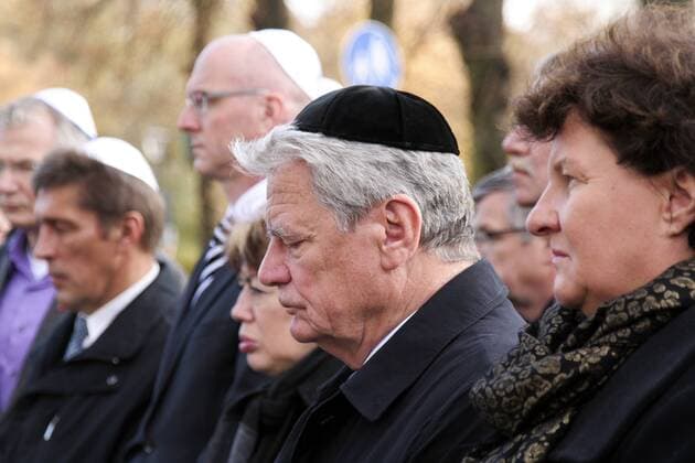 Joachim Gauck bei einer Gedenkveranstaltung am Denkmal der am 09.11.1938 von der SA zerstörten Synagoge. Oranienburg, 09.11.2015 Foto:xM.xEllguthx xFuturexImage