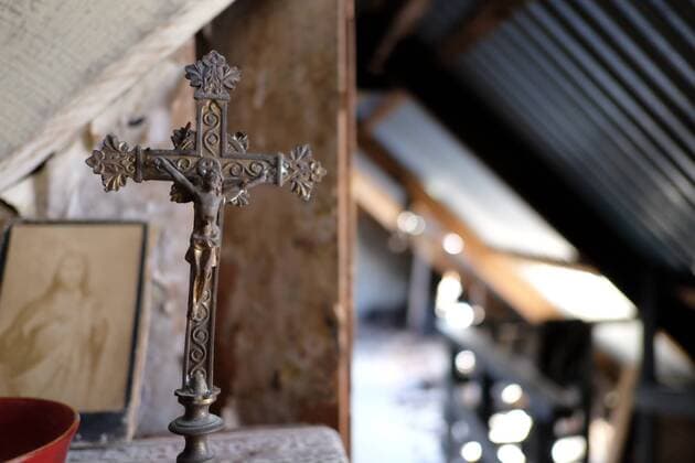 Isle of Eigg. 30 JUL 2015. Cleadale. Museum of Crofting Life. Jesus am Kreuz in der Schlafkammer unter dem Dach. Highlands. SCHOTTLAND. The Small Isles. PRM002718X