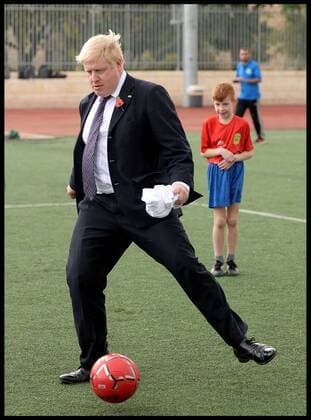 Â 10 11 2015. Jerusalem, Israel. The London Mayor Boris Johnson playing football with President Reuven Rivlin at ˜Equaliser™ football project in the centre of Jerusalem, Israel, on day two of his three day tour of Israel.  xAndrewxParsonsx xi-Imagesx IIM-11369-0065 Reuven Rivlin und Boris Johnson spielen Fußball in Jerusalem