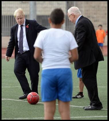 Â 10 11 2015. Jerusalem, Israel. The London Mayor Boris Johnson playing football with President Reuven Rivlin at ˜Equaliser™ football project in the centre of Jerusalem, Israel, on day two of his three day tour of Israel.  xAndrewxParsonsx xi-Imagesx IIM-11369-0067 Reuven Rivlin und Boris Johnson spielen Fußball in Jerusalem