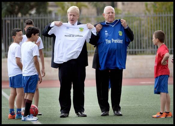 Â 10 11 2015. Jerusalem, Israel. The London Mayor Boris Johnson playing football with President Reuven Rivlin at ˜Equaliser™ football project in the centre of Jerusalem, Israel, on day two of his three day tour of Israel.  xAndrewxParsonsx xi-Imagesx IIM-11369-0069 Reuven Rivlin und Boris Johnson spielen Fußball in Jerusalem