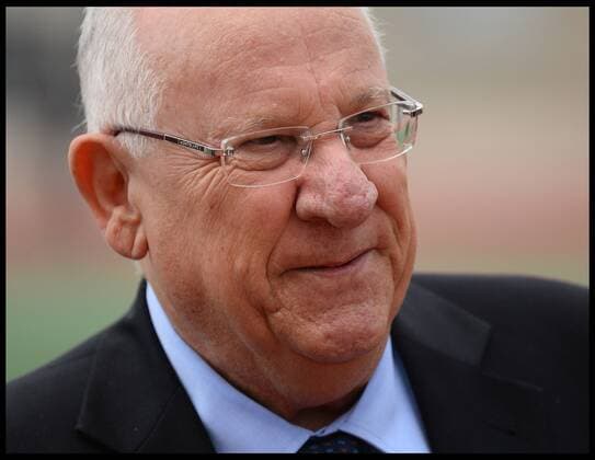 Â 10 11 2015. Jerusalem, Israel. Portraits of the President of Israel Reuven Rivlin at ˜Equaliser™ football project in the centre of Jerusalem, Israel, on day two of his three day tour of Israel.  xAndrewxParsonsx xi-Imagesx IIM-11369-0073 Reuven Rivlin und Boris Johnson spielen Fußball in Jerusalem