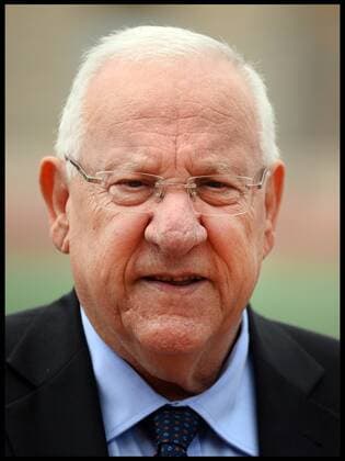 Â 10 11 2015. Jerusalem, Israel. Portraits of the President of Israel Reuven Rivlin at ˜Equaliser™ football project in the centre of Jerusalem, Israel, on day two of his three day tour of Israel.  xAndrewxParsonsx xi-Imagesx IIM-11369-0076 Reuven Rivlin und Boris Johnson spielen Fußball in Jerusalem