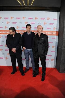 Alexander Hörbe, Regisseur Franz Müller und Schauspieler Simon Licht, l-r, posieren am 09.11.2015 in Köln vor der Verleihung des Kino Programm Preis NRW.