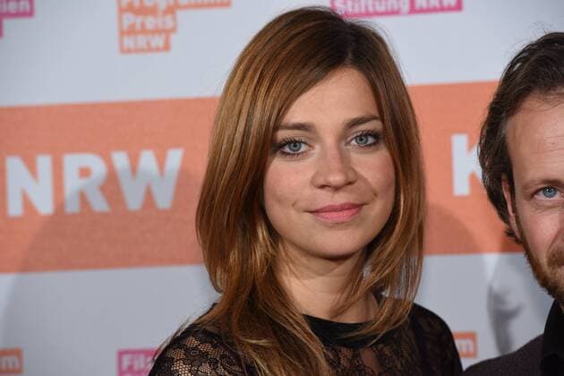 die Schauspieler Claudia Eisinger und Florian Busch posieren am 09.11.2015 in Köln vor der Verleihung des Kino Programm Preis NRW.