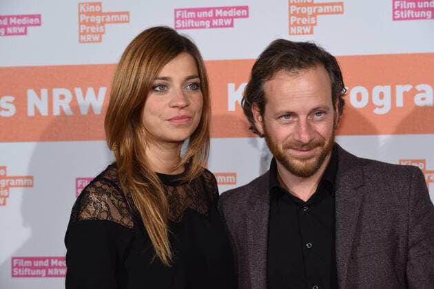 die Schauspieler Claudia Eisinger und Florian Busch posieren am 09.11.2015 in Köln vor der Verleihung des Kino Programm Preis NRW.