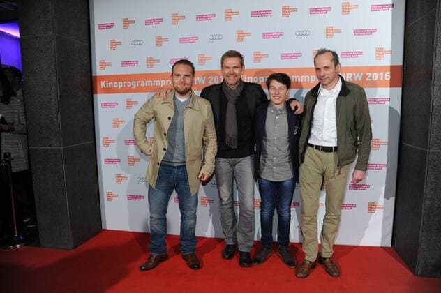 Schauspieler Axel Stein, Regisseur Sven Unterwaldt, Oskar Keymer und Produzent Hans Eddy Schreiber posieren am 09.11.2015 in Köln vor der Verleihung des Kino Programm Preis NRW.