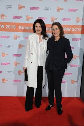 Die Schauspielerin Iris Berben und die Chefin der Filmstiftung NRW Petra Müller posiert am 09.11.2015 in Köln vor der Verleihung des Kino Programm Preis NRW.