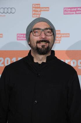 Der Regisseur Tobias Tobi Baumann posiert am 09.11.2015 in Köln vor der Verleihung des Kino Programm Preis NRW.