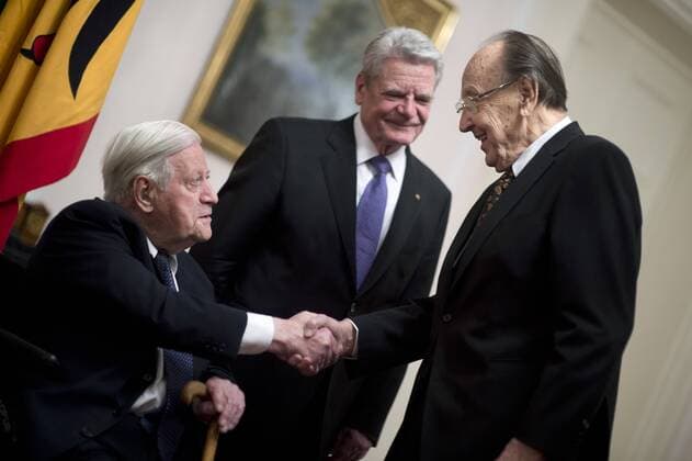 Helmut Schmidt - verstorben DEU, Deutschland, Germany, Berlin, 13.03.2014 Helmut Schmidt, Bundeskanzler a. D., Hans-Dietrich Genscher, Bundesaussenminister a.d., und Bundespraesident Joachim Gauck (v.l.n.r.) vor dem Abendessen von Bundeskanzler Schmidt aus Anlass seines 95. Geburtstages im Schloss Bellevue in Berlin. Bundespolitik, Deutsche Politik, Politiker, 2014. Helmut Schmidt, former Chancellor of Germany, former German Foreign Minister Hans-Dietrich Genscher and German President Joachim Gauck (f.l.t.r.). During a dinner reception on the occasion of Schmidt s 95th birthday at Schloss Bellevue in Berlin, Germany. Schmidt was chancellor from 1974 to 1982. German, Party conference, Politics, Germany, Politican.
