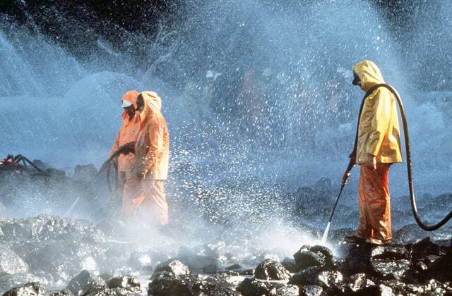 March 28, 1989 - Prince William Sound, AK, United States of America - Workers steam blast rocks and wash down the shoreline soaked in crude oil from the leaking tanker Exxon Valdez after running aground on Bligh Reef in Prince William Sound spilling at least 11 million gallons of crude oil in the pristine waters March 28, 1989 in Prince William Sound, Alaska. Prince William Sound United States of America - ZUMAp138