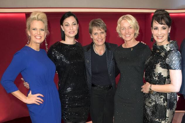 Barbara Schöneberger, Lina van de Mars, Jutta Kleinschmidt, Isolde Holderied und Anna Maria Kaufmann bei der Verleihung des Goldenen Lenkrads 2015 im Berliner Axel-Springer-Haus. Berlin, 10.11.2015 Foto:xFredericx xFuturexImage