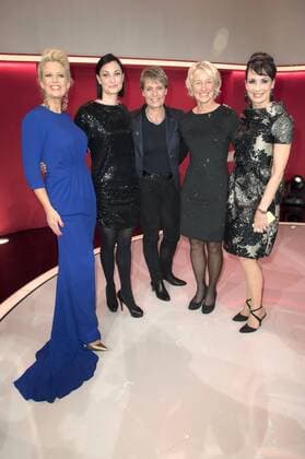 Barbara Schöneberger, Lina van de Mars, Jutta Kleinschmidt, Isolde Holderied und Anna Maria Kaufmann bei der Verleihung des Goldenen Lenkrads 2015 im Berliner Axel-Springer-Haus. Berlin, 10.11.2015 Foto:xFredericx xFuturexImage