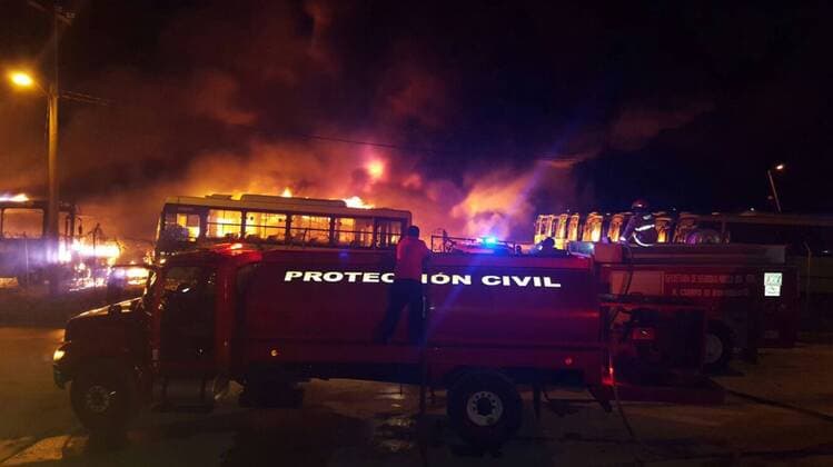 Nov. 11, 2015 - Mexico - VILLAHERMOSA, Stadt in Mexiko verliert gesamte Busflotte nach Großbrand  - ZUMAu78 Stadt in Mexiko verliert gesamte Busflotte nach Großbrand
