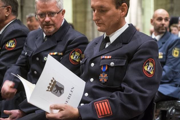 Kameraden der Freiwilligen Feuerwehr anlässlich der Verleihung Katastrophenschutz-Ehrenzeichens der Stufe II für langjährige Mitarbeit und außergewöhnliche Leistungen als ehrenamtlicher Helfer bei der Freiwilligen Feuerwehr, dem Technischen Hilfwerk (THW), der Deutschen Lebens-Rettungs-Gesellschaft (DLRG), dem Arbeiter-Samarita-Bund (ASB), der Johanniter Unfallhilfe (JUH), Malteser-Hilfsdienst (MHD) und dem Deutschen Roten Kreuz (DRK) Verleihung des Katastrophenschutz-Ehrenzeichens Stufe II in Berlin
