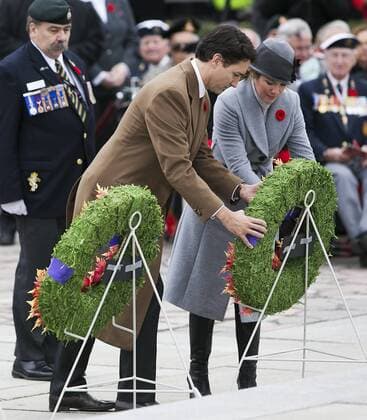 (151111) -- OTTAWA, Nov. 11, 2015 -- Canadian Prime Minister Justin Trudeau and his wife Sophie take part in Remembrance Day ceremonies at the National War Memorial in Ottawa, Canada, Nov. 11, 2015. ) CANADA-OTTAWA-REMEMBERANCE DAY ChrisxRoussakis 
