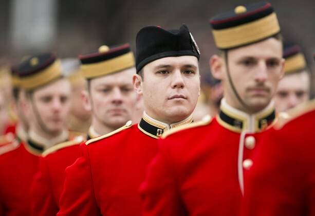 (151111) -- OTTAWA, Nov. 11, 2015 -- People take part in Remembrance Day ceremonies at the National War Memorial in Ottawa, Canada, Nov. 11, 2015. ) CANADA-OTTAWA-REMEMBERANCE DAY ChrisxRoussakis 