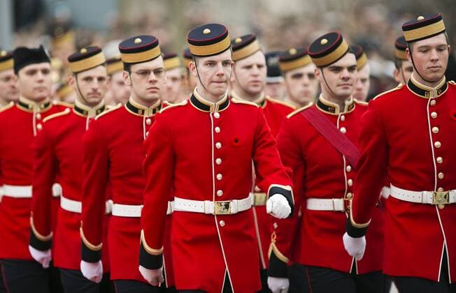 (151111) -- OTTAWA, Nov. 11, 2015 -- People take part in Remembrance Day ceremonies at the National War Memorial in Ottawa, Canada, Nov. 11, 2015. ) CANADA-OTTAWA-REMEMBERANCE DAY ChrisxRoussakis 