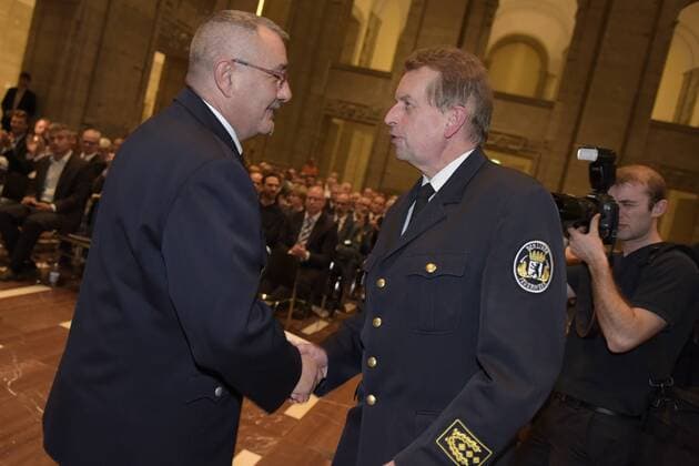 Landesbranddirektor Wilfried Gräfling (re.) gratuliert einem Kameraden der Freiwilligen Feuerwehr bei der Verleihung des Katastrophenschutz-Ehrenzeichens der Stufe II für langjährige Mitarbeit und außergewöhnliche Leistungen als ehrenamtlicher Helfer bei der Freiwilligen Feuerwehr, dem Technischen Hilfwerk (THW), der Deutschen Lebens-Rettungs-Gesellschaft (DLRG), dem Arbeiter-Samarita-Bund (ASB), der Johanniter Unfallhilfe (JUH), Malteser-Hilfsdienst (MHD) und dem Deutschen Roten Kreuz (DRK) Verleihung des Katastrophenschutz-Ehrenzeichens Stufe II in Berlin