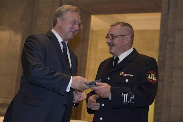 Innensenator Frank Henkel (li.) bei der Verleihung des Katastrophenschutz-Ehrenzeichens der Stufe II für langjährige Mitarbeit und außergewöhnliche Leistungen als ehrenamtlicher Helfer bei der Freiwilligen Feuerwehr, dem Technischen Hilfwerk (THW), der Deutschen Lebens-Rettungs-Gesellschaft (DLRG), dem Arbeiter-Samarita-Bund (ASB), der Johanniter Unfallhilfe (JUH), Malteser-Hilfsdienst (MHD) und dem Deutschen Roten Kreuz (DRK) Verleihung des Katastrophenschutz-Ehrenzeichens Stufe II in Berlin