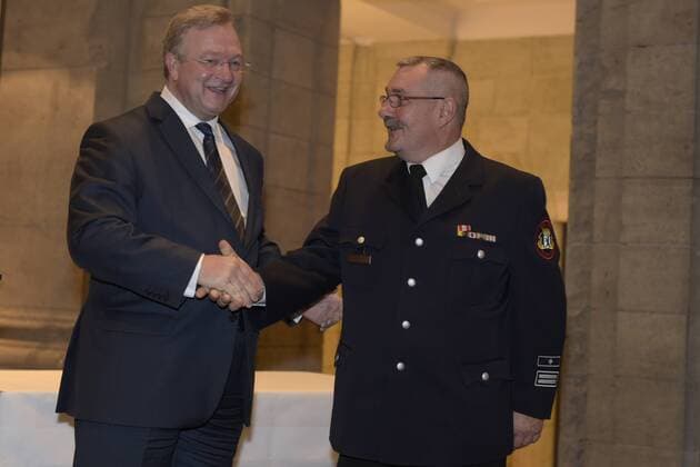 Innensenator Frank Henkel (li.) bei der Verleihung des Katastrophenschutz-Ehrenzeichens der Stufe II für langjährige Mitarbeit und außergewöhnliche Leistungen als ehrenamtlicher Helfer bei der Freiwilligen Feuerwehr, dem Technischen Hilfwerk (THW), der Deutschen Lebens-Rettungs-Gesellschaft (DLRG), dem Arbeiter-Samarita-Bund (ASB), der Johanniter Unfallhilfe (JUH), Malteser-Hilfsdienst (MHD) und dem Deutschen Roten Kreuz (DRK) Verleihung des Katastrophenschutz-Ehrenzeichens Stufe II in Berlin