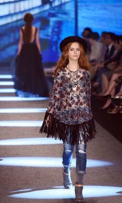 A model presents a creation by designer Isabelle Wen at a fashion show in Taipei, southeast China s Taiwan, Nov. 11, 2015. ) (ry) CHINA-TAIPEI-FASHION SHOW (CN) WuxChing-teng 