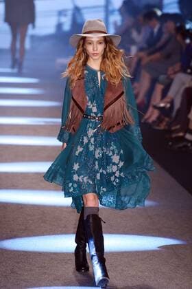 A model presents a creation by designer Isabelle Wen at a fashion show in Taipei, southeast China s Taiwan, Nov. 11, 2015. ) (ry) CHINA-TAIPEI-FASHION SHOW (CN) WuxChing-teng 