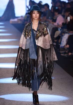 A model presents a creation by designer Isabelle Wen at a fashion show in Taipei, southeast China s Taiwan, Nov. 11, 2015. ) (ry) CHINA-TAIPEI-FASHION SHOW (CN) WuxChing-teng 