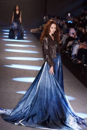 A model presents a creation by designer Isabelle Wen at a fashion show in Taipei, southeast China s Taiwan, Nov. 11, 2015. ) (ry) CHINA-TAIPEI-FASHION SHOW (CN) WuxChing-teng 