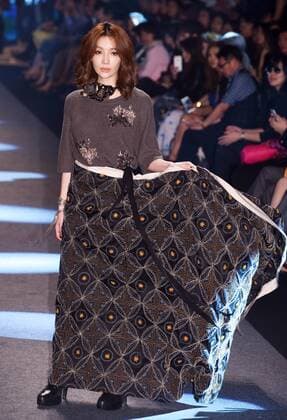 A model presents a creation by designer Isabelle Wen at a fashion show in Taipei, southeast China s Taiwan, Nov. 11, 2015. ) (ry) CHINA-TAIPEI-FASHION SHOW (CN) WuxChing-teng 