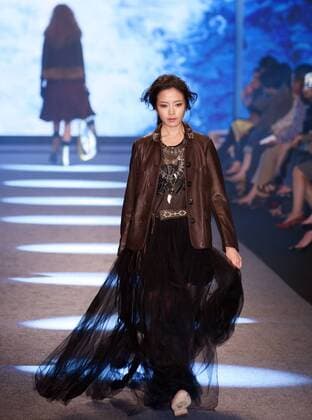 A model presents a creation by designer Isabelle Wen at a fashion show in Taipei, southeast China s Taiwan, Nov. 11, 2015. ) (ry) CHINA-TAIPEI-FASHION SHOW (CN) WuxChing-teng 