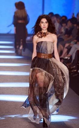 A model presents a creation by designer Isabelle Wen at a fashion show in Taipei, southeast China s Taiwan, Nov. 11, 2015. ) (ry) CHINA-TAIPEI-FASHION SHOW (CN) WuxChing-teng 