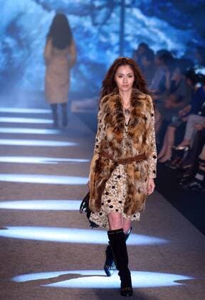 A model presents a creation by designer Isabelle Wen at a fashion show in Taipei, southeast China s Taiwan, Nov. 11, 2015. ) (ry) CHINA-TAIPEI-FASHION SHOW (CN) WuxChing-teng 
