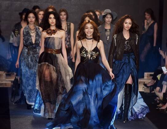 Models present creations by designer Isabelle Wen at a fashion show in Taipei, southeast China s Taiwan, Nov. 11, 2015. ) (ry) CHINA-TAIPEI-FASHION SHOW (CN) WuxChing-teng 