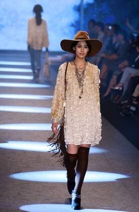 A model presents a creation by designer Isabelle Wen at a fashion show in Taipei, southeast China s Taiwan, Nov. 11, 2015. ) (ry) CHINA-TAIPEI-FASHION SHOW (CN) WuxChing-teng 