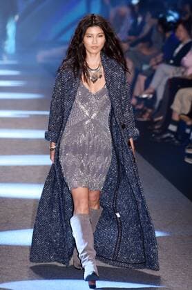A model presents a creation by designer Isabelle Wen at a fashion show in Taipei, southeast China s Taiwan, Nov. 11, 2015. ) (ry) CHINA-TAIPEI-FASHION SHOW (CN) WuxChing-teng 