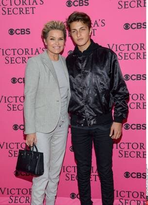 November 11 , 2015 - New York, NY - Yolanda Foster, Anwar Hadid. 2015 Victoria s Secret Fashion Show Pink Carpet. AdMedia ADMEDIA_adm_pinkcarpet_cs_001 AdMedia SIPA 1511120202  MarioxSantoro AdMedia SIPA