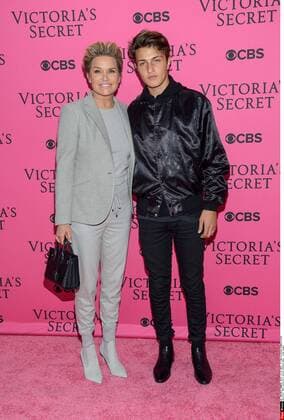November 11 , 2015 - New York, NY - Yolanda Foster, Anwar Hadid. 2015 Victoria s Secret Fashion Show Pink Carpet. AdMedia ADMEDIA_adm_pinkcarpet_cs_050 AdMedia SIPA 1511120207  MarioxSantoro AdMedia SIPA