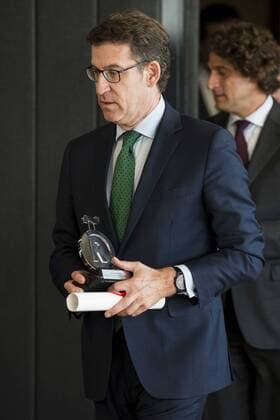 The kings of Spain make delivery of accreditation to the new ambassadors fees Marca España in his 6th edition at BBVA City in Madrid, November 12, 2015.  (20151112051) Spanisches Königspaar bei Preisverleihung in Madrid