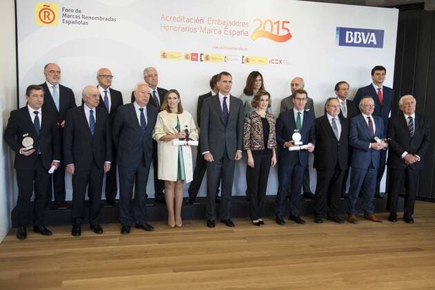 The kings of Spain make delivery of accreditation to the new ambassadors fees Marca España in his 6th edition at BBVA City in Madrid, November 12, 2015.  (20151112056) Spanisches Königspaar bei Preisverleihung in Madrid