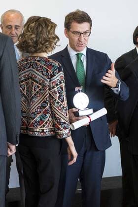 The kings of Spain make delivery of accreditation to the new ambassadors fees Marca España in his 6th edition at BBVA City in Madrid, November 12, 2015.  (20151112058) Spanisches Königspaar bei Preisverleihung in Madrid