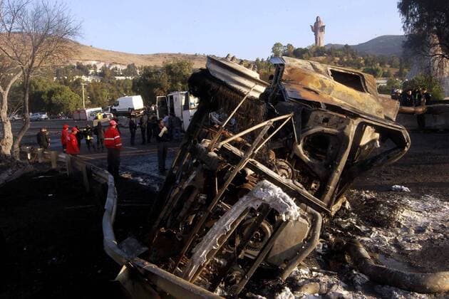 Nov. 12, 2015 - Mexico - G12111510. JPG.TLALNEPANTLA, Mex. Pipa-Edomex.- La volcadura de una pipa cargada con 45 mil litros dejo como saldo al chofer de la unidad muerto y varias personas lesionadas, asi como dos vehiculos quemados y el cierre de avenida Reyes Heroles; el jueves 12 de noviembre de 2015. Foto: Agencia EL UNIVERSAL Fernando Ramirez RML Mexico  - ZUMAu78_ Gasexplosion sorgt für schweren Unfall in Mexiko