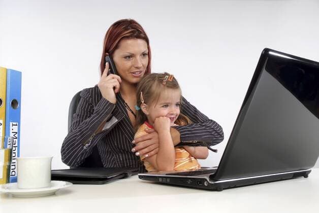 Mutter mit Kind im Buero mother with child at work BLWS162266